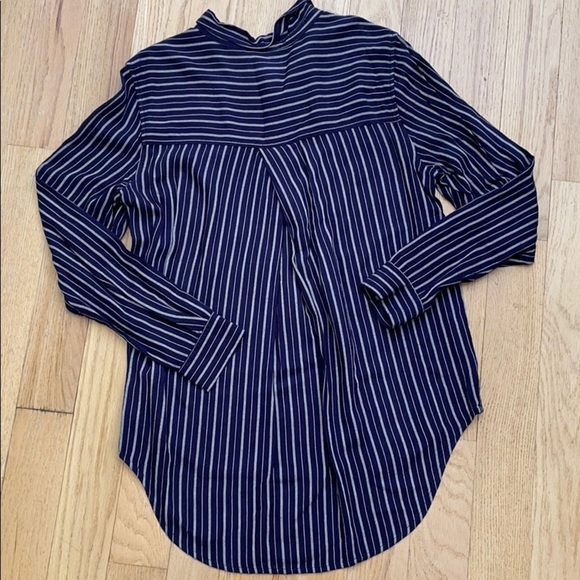 Universal Threads striped button down navy shirt women’s size medium - Picture 3 of 8